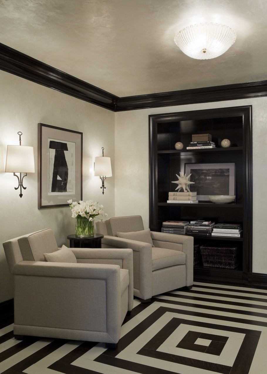 Черный потолочный плинтус в интерьере
