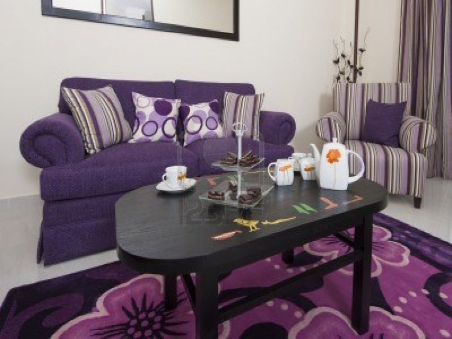 Сиреневые стены в спальне