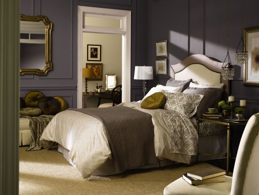 Сиреневый диван в гостиной