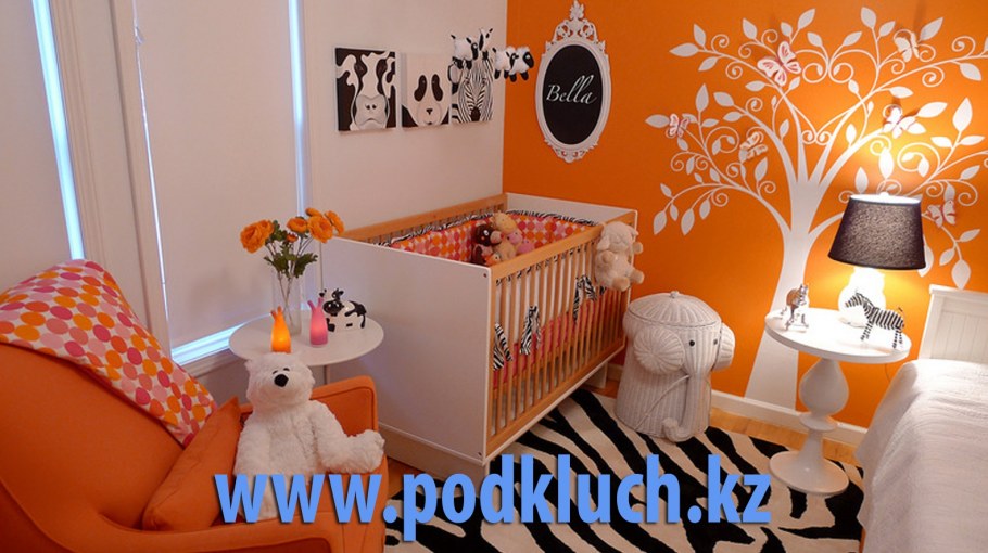 Пастельно оранжевая стена