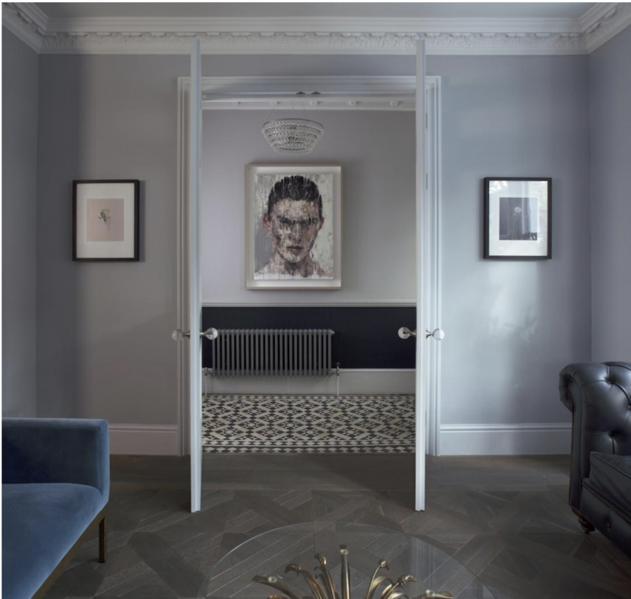 Серая стена с молдингами