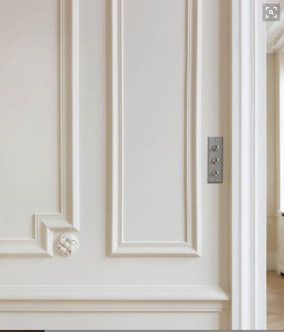 Белая стена с молдингами