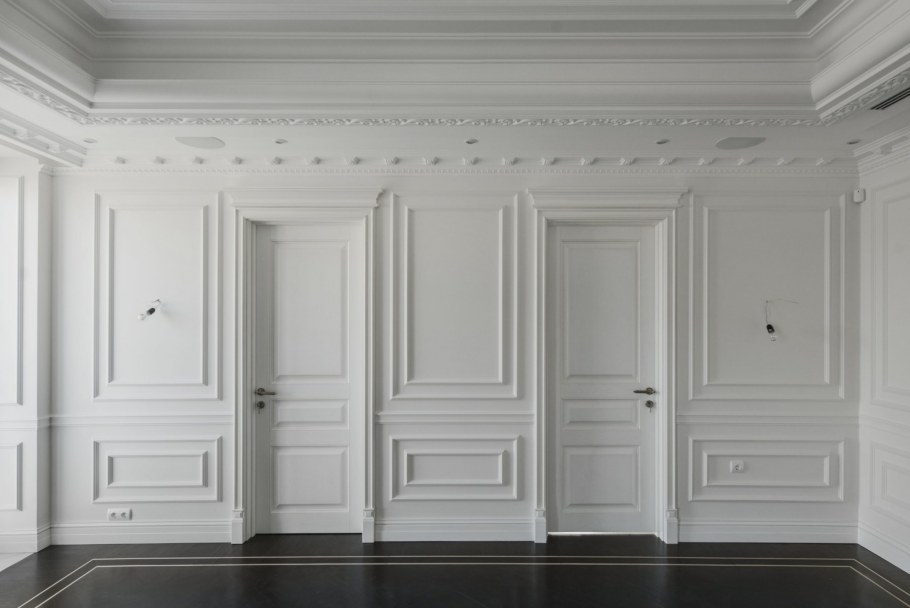 Белая стена с молдингами