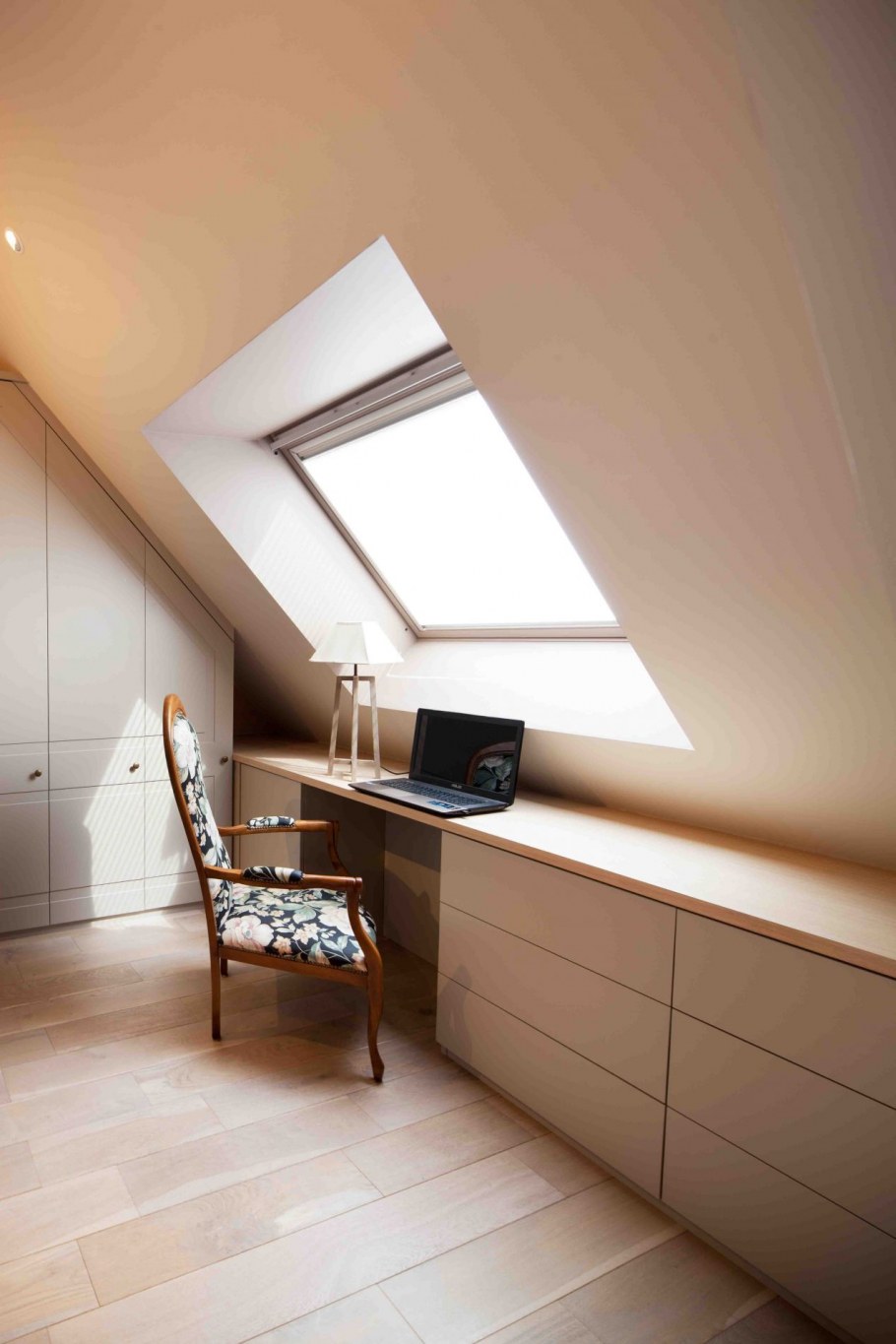 Дизайн треугольной гостиной