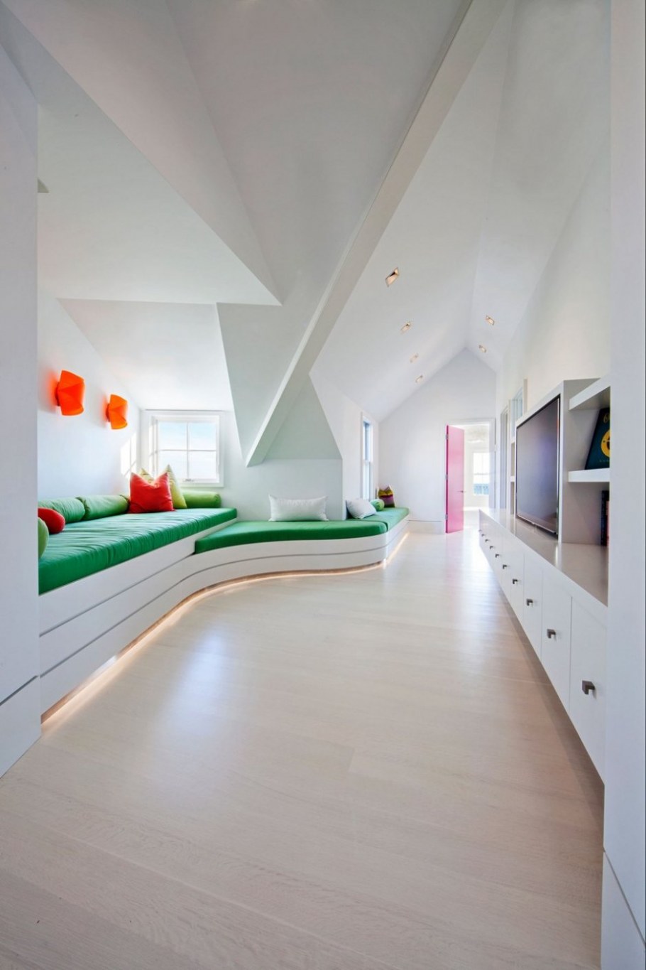 Дизайн треугольной гостиной