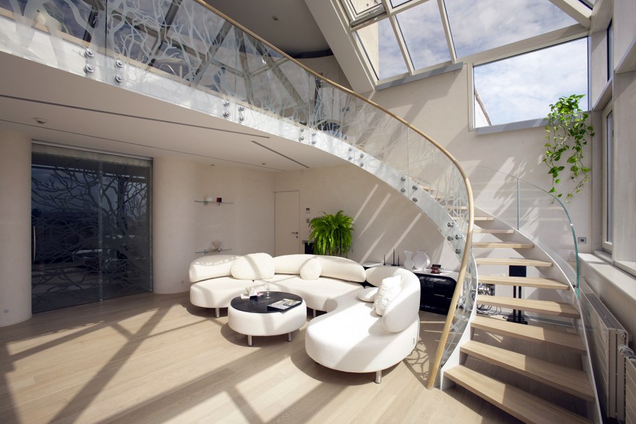 Шикарная гостиная с лестницей