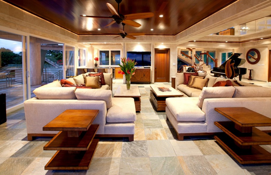 Интерьер с большими диванами