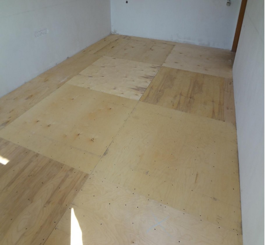 Фанерный пол на досках