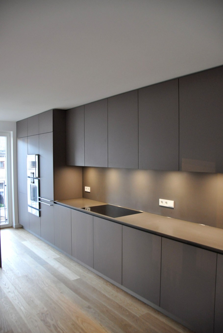 Серая матовая кухня