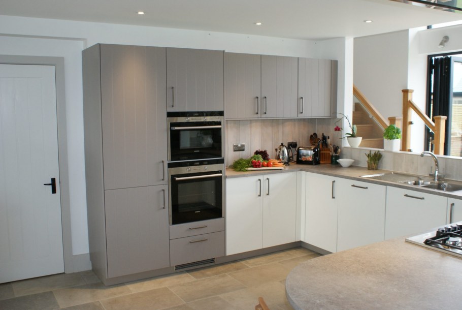 Белая кухня с деревянными пеналами