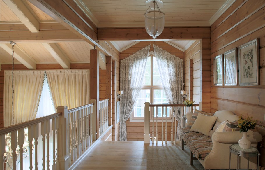 Потолок в доме из бруса