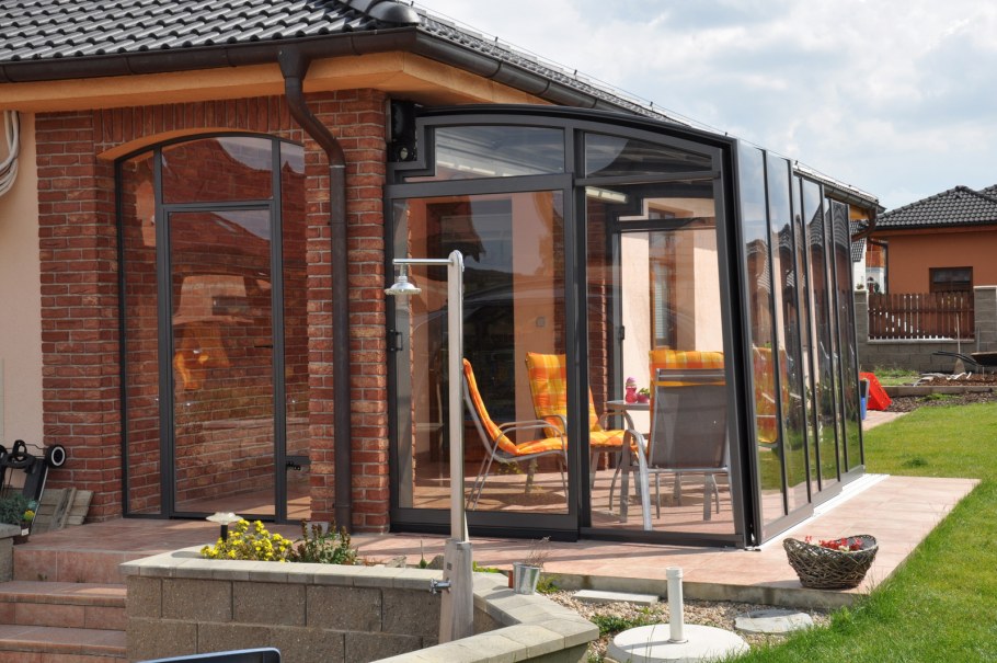 Застекленное патио с кирпичными столбами