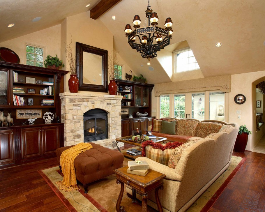 Гостиная в загородном доме с центральным камином
