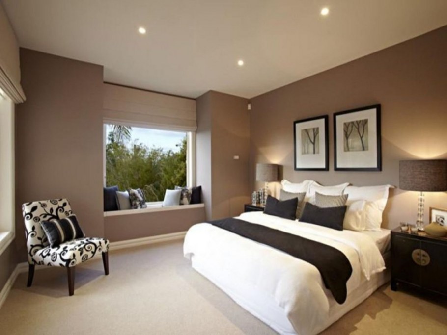 Коричневая стена