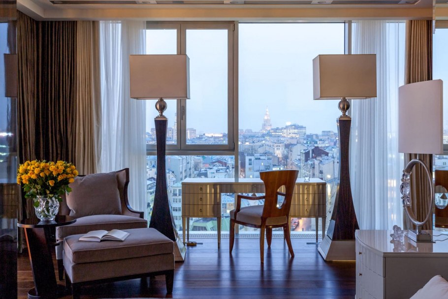 Гостиная арт деко с панорамными окнами