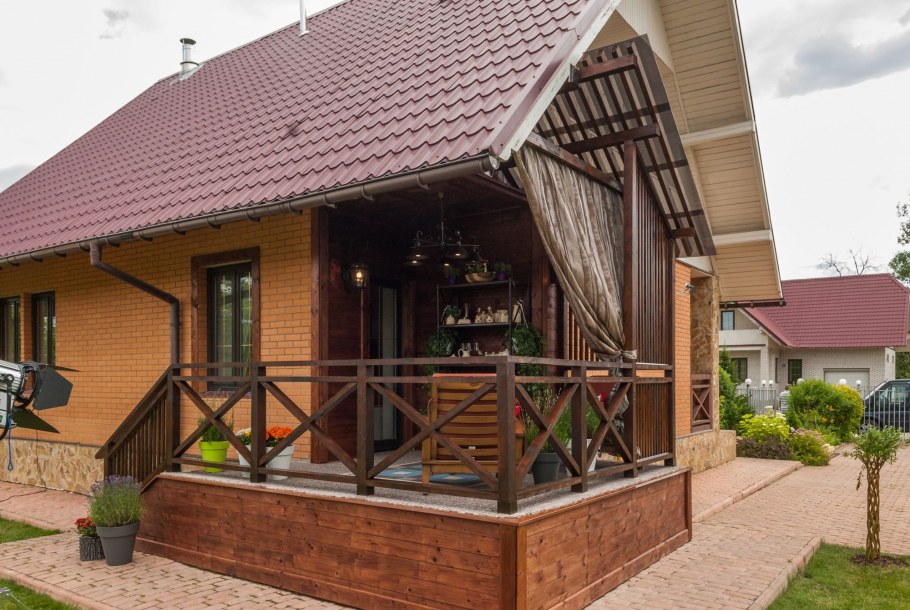 Дача в стиле Шале с верандой