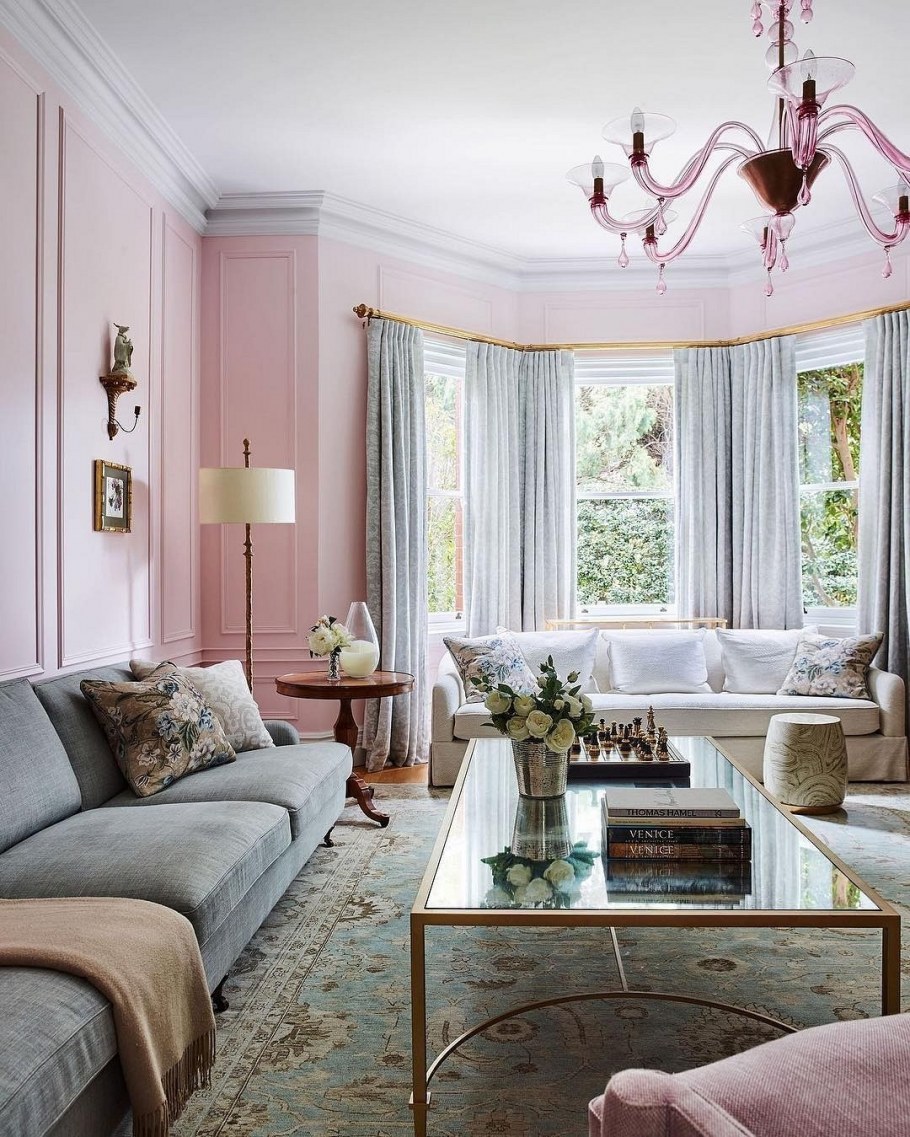 Розовые стены в интерьере гостиной