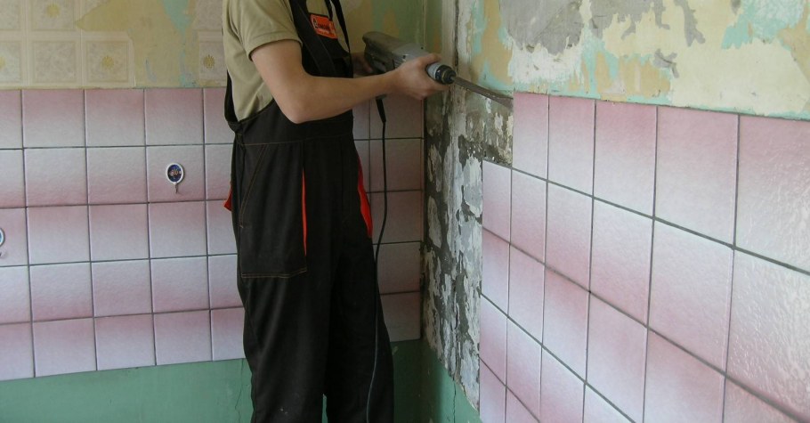 Демонтаж старой плитки со стен