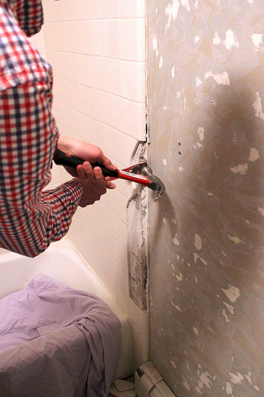 Демонтаж старой плитки со стен