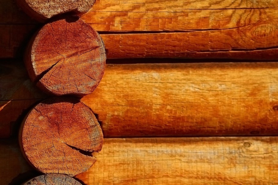 Бревенчатая стена