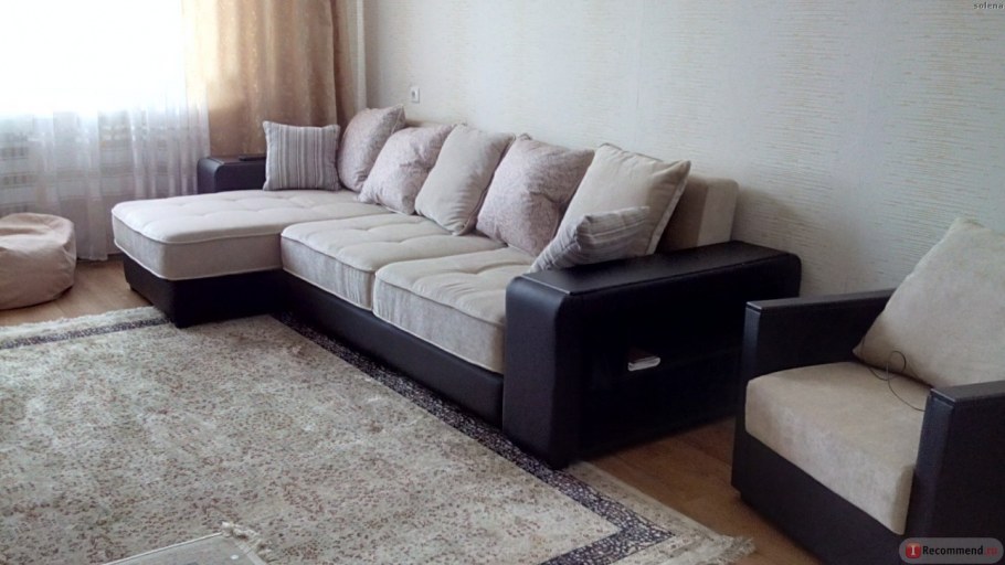 Диван много мебели в интерьере