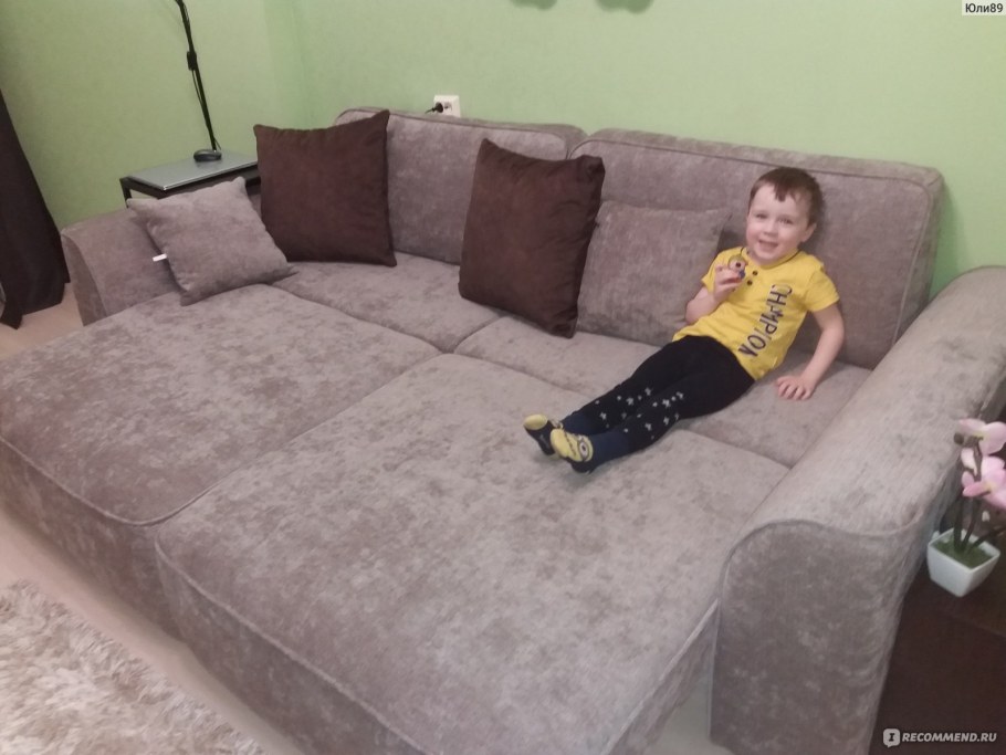 Угловой диван кровать много мебели