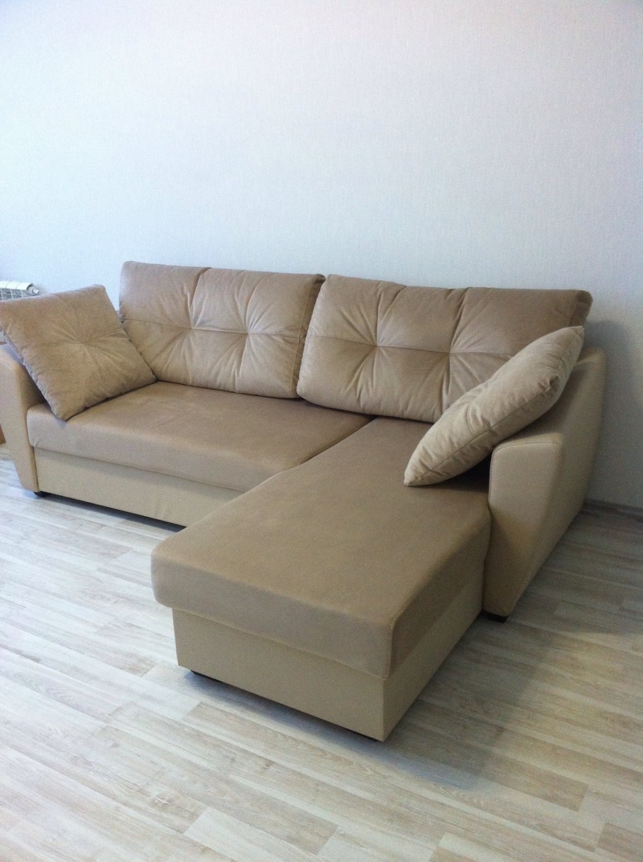 Много мебели диваны