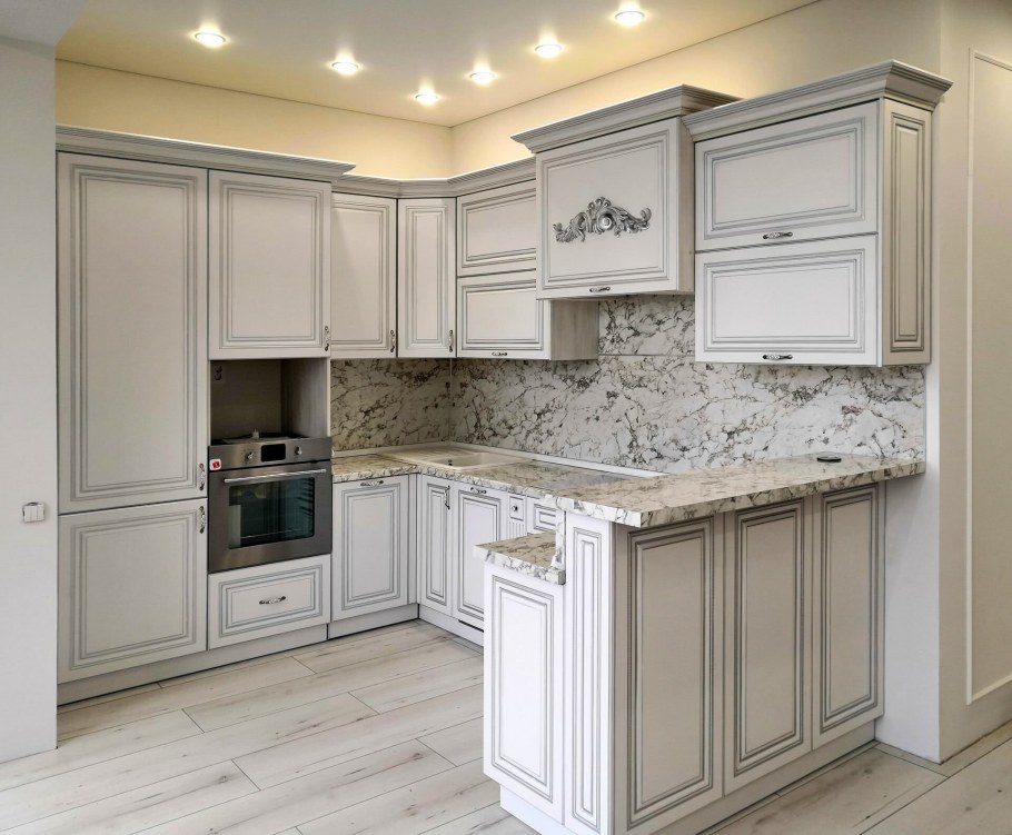 Кухня белая классика с золотой патиной фабрика Бор