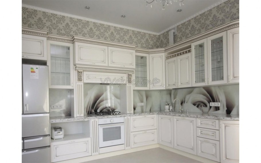 Кухня цвета шампань с серебристой патиной