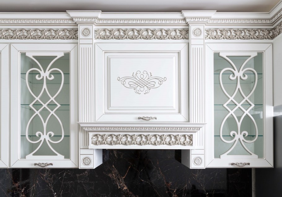 Белая кухня Неоклассика патина серебро