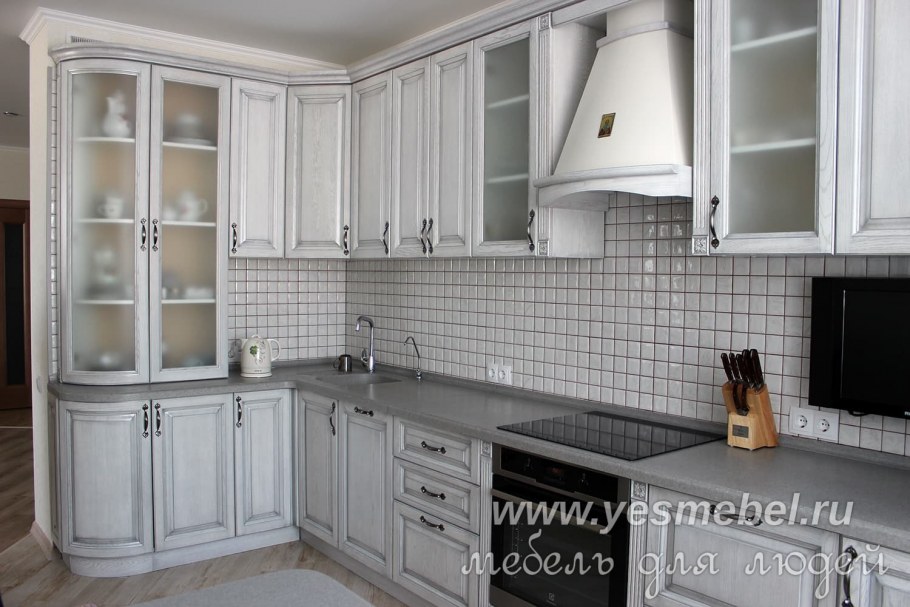 Черная кухня с серебряной патиной