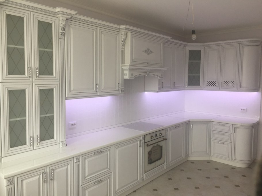 Кухня белая эмаль патина серебро