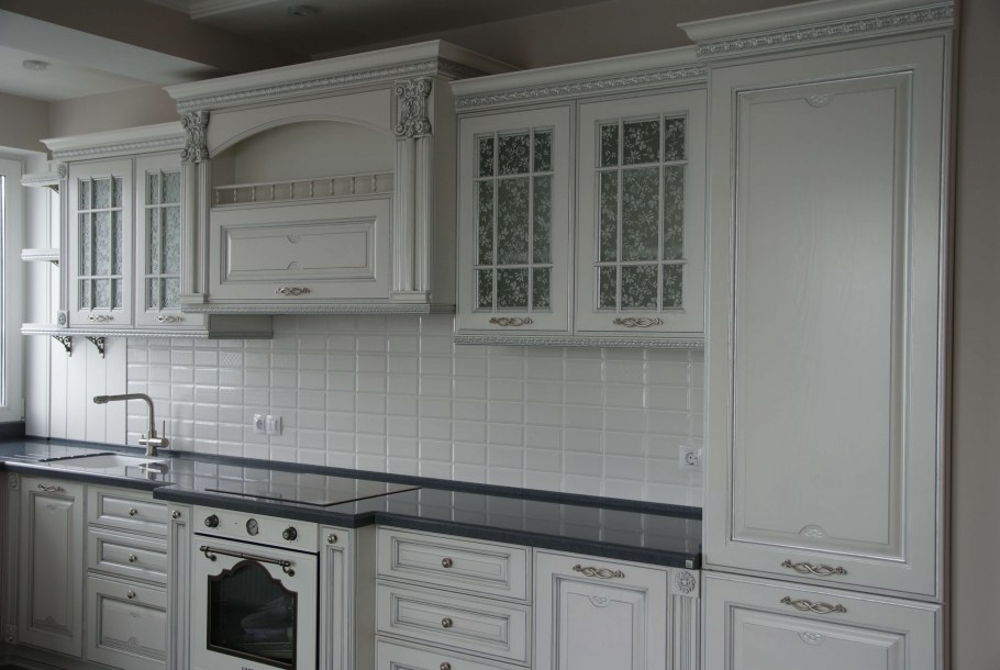 Белая кухня с патиной серебро