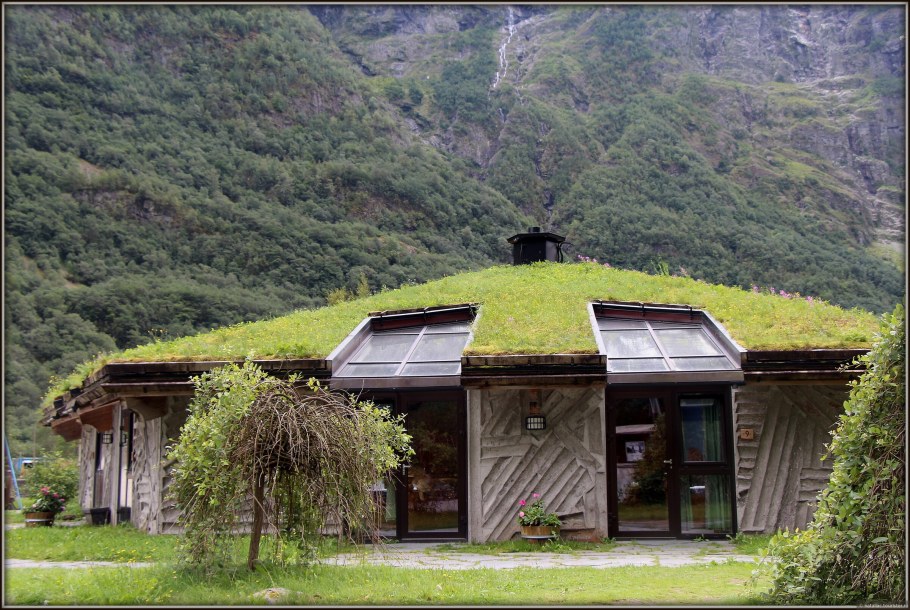 Летняя кухня с травяной крышей