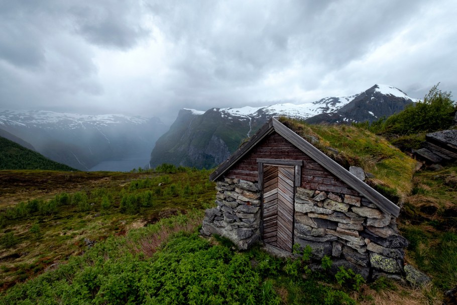 Дома с травяной крышей Норвегия вертикально