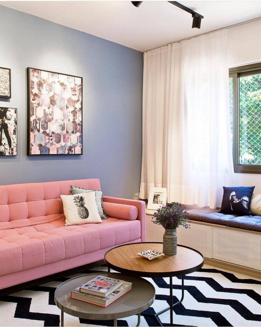 Розовый диван в гостиной