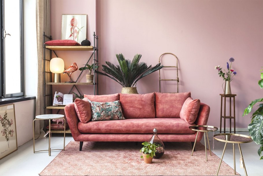 Розовый диван в интерьере