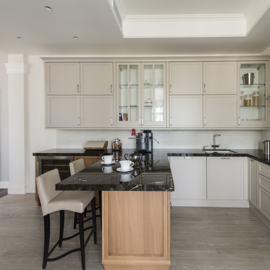 Кухня лофт с островом и барной стойкой