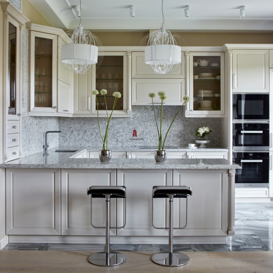 Светлая кухня в американском стиле