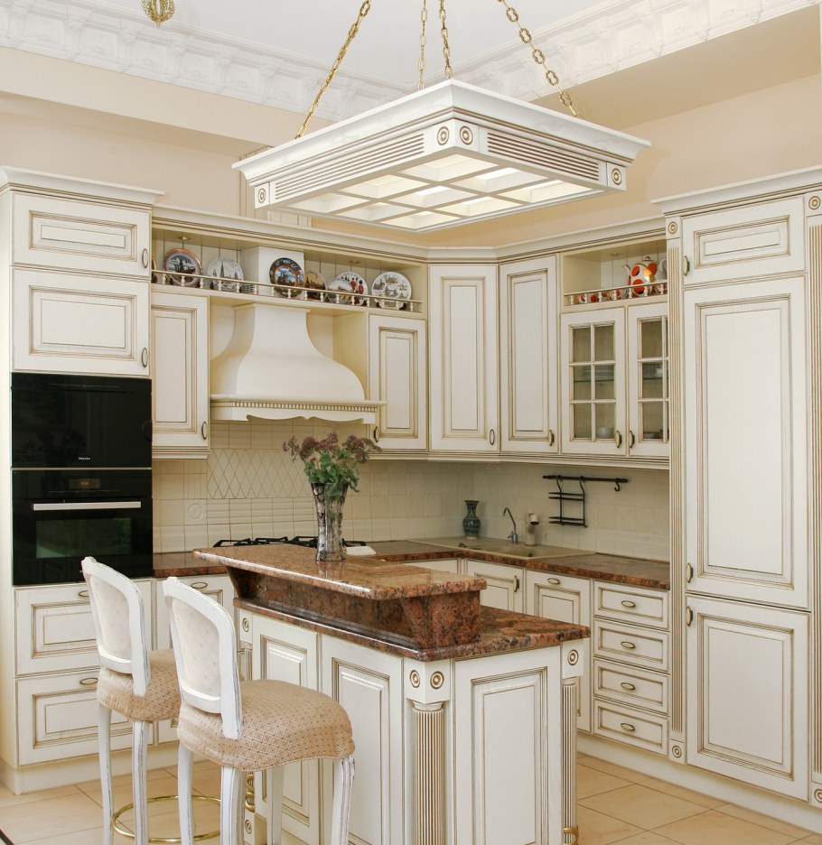 Классическая барная стойка в гостиной в классическом стиле