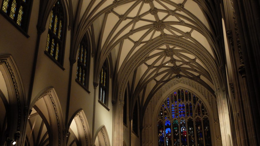 Фасад готического стиля внутри