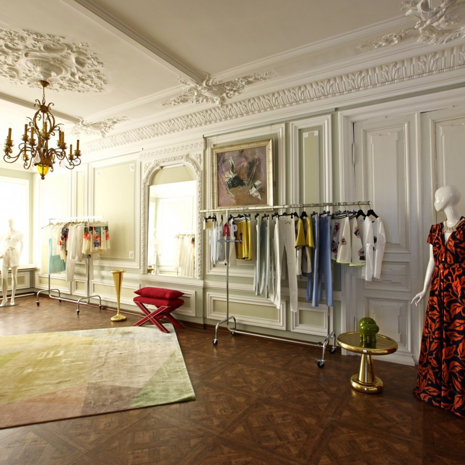 Гостиная с темным паркетом в классическом стиле