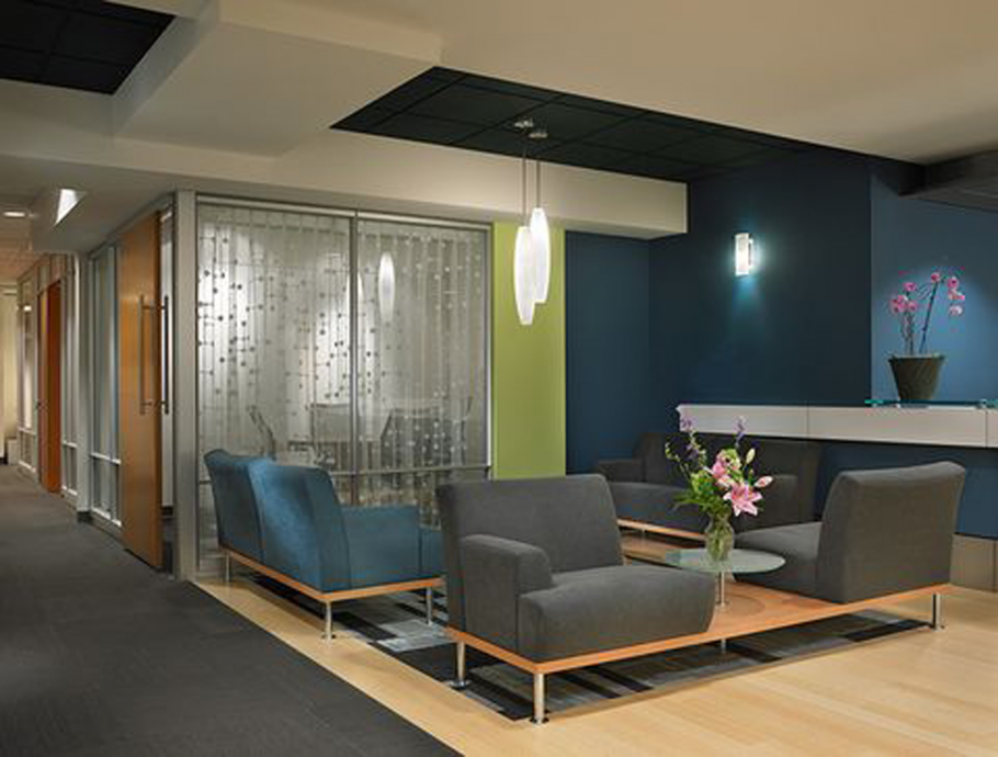 Офис в желтом цвете