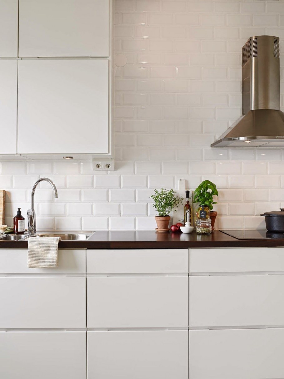 Белая плитка на кухне