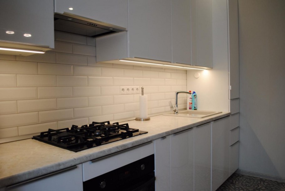 Фартук для кухни из большой плитки