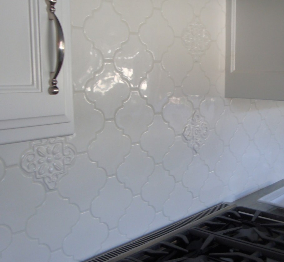 Арабески Kerama Marazzi белый фартук