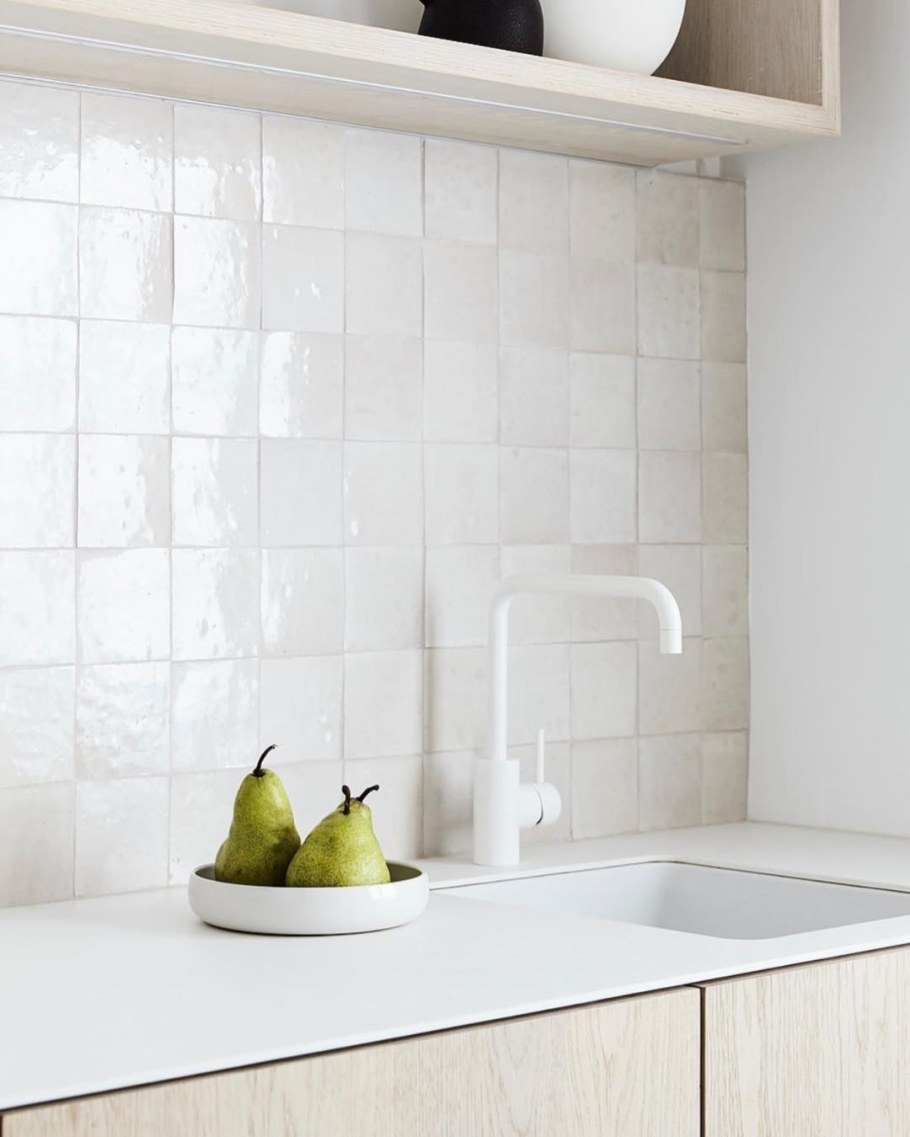 Белая квадратная плитка на фартук
