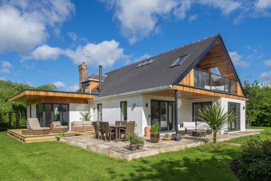 Современные дома с мансардой и террасой