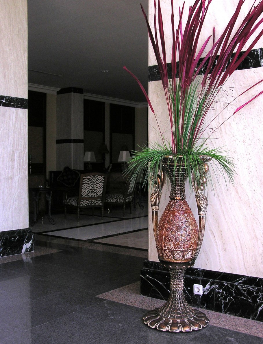 Напольная ваза в интерьере