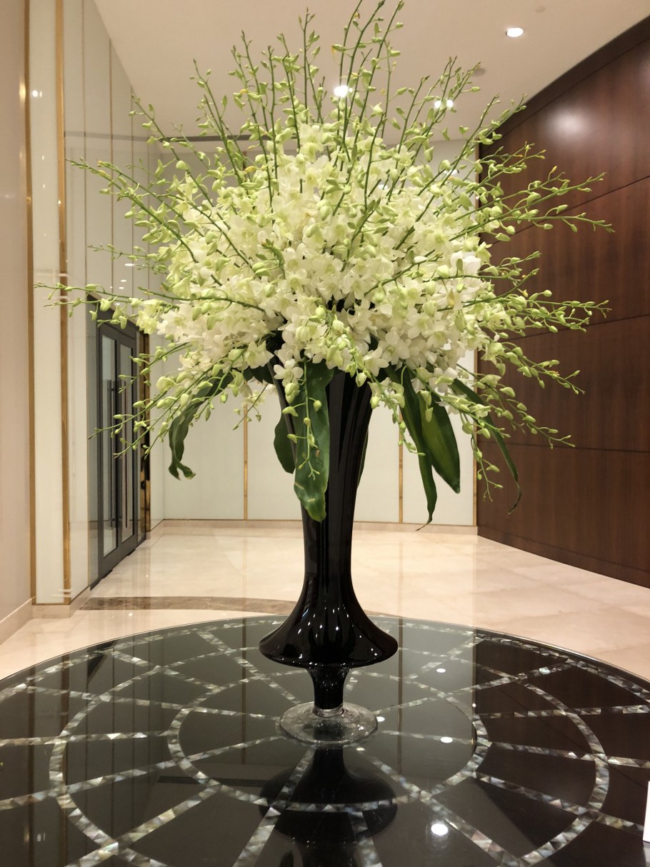 Вазы с искусственными цветами